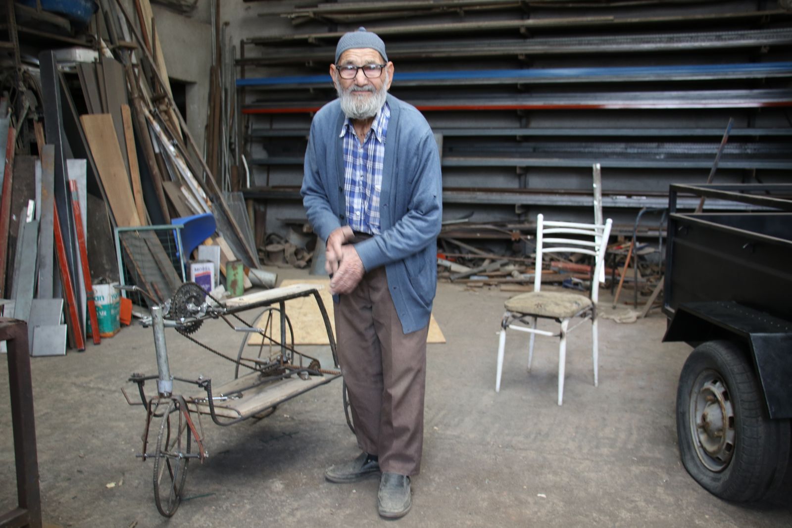 93 Yaşındaki Mehmet Dede, camiye gitmek için bisiklet yaptı