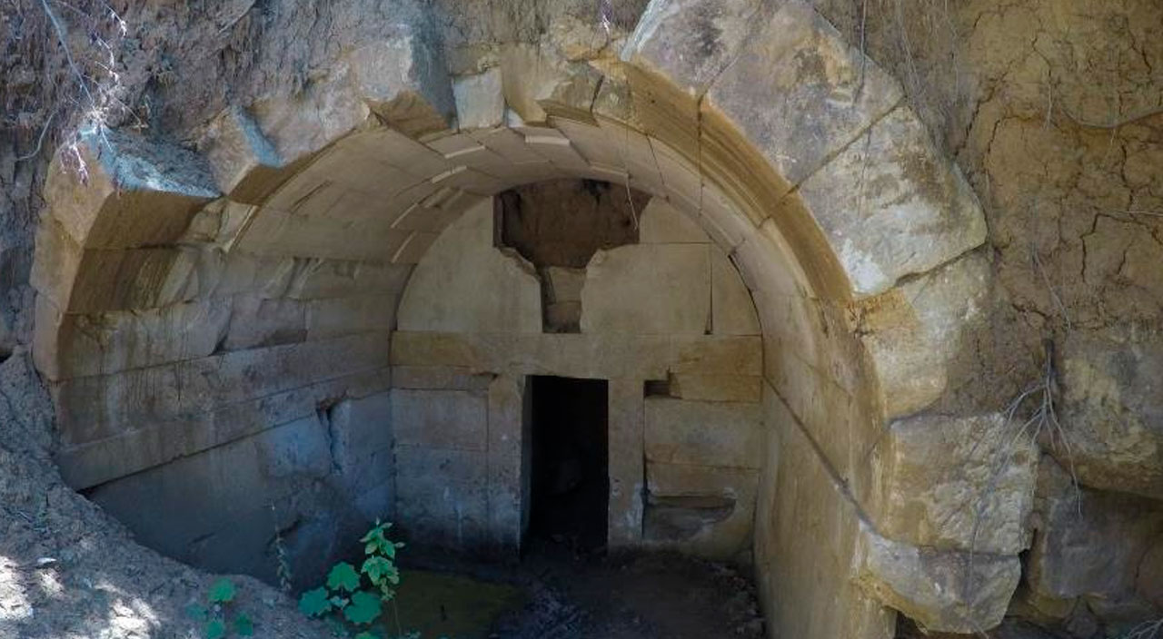 2 bin yıllık tarihe büyük saygısızlık: Ya define aradılar ya da sevdiğinin ismini kazıdılar