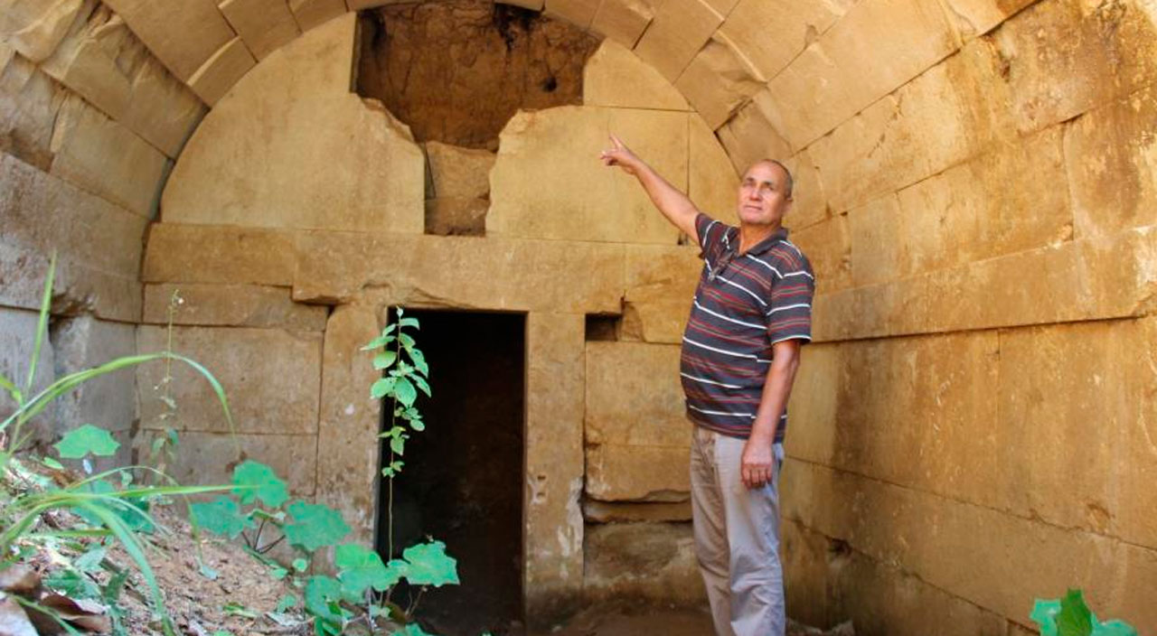 2 bin yıllık tarihe büyük saygısızlık: Ya define aradılar ya da sevdiğinin ismini kazıdılar