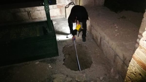 Defineciler 600 yıllık türbeyi talan etmek istedi
