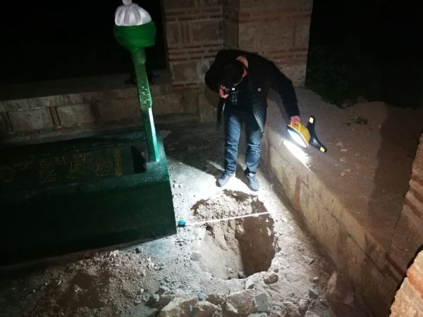 Defineciler 600 yıllık türbeyi talan etmek istedi