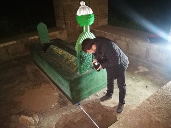 Defineciler 600 yıllık türbeyi talan etmek istedi