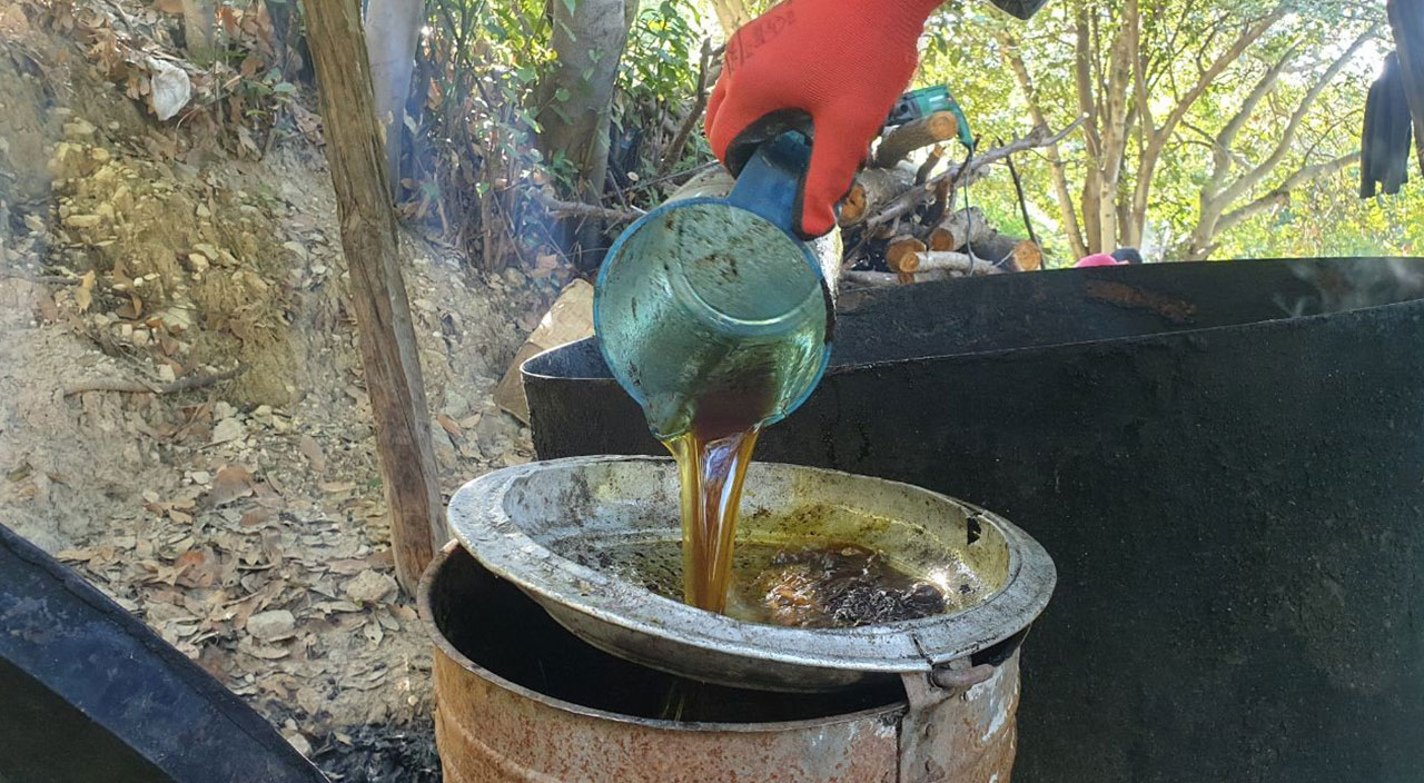 Binbir zahmetle üretiliyor, litresi 120 liradan satılıyor!