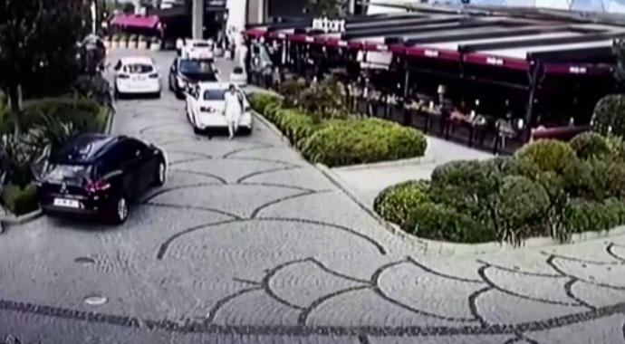 İstanbul’da yolda yürüyen kadının dehşeti yaşadığı kaza kamerada