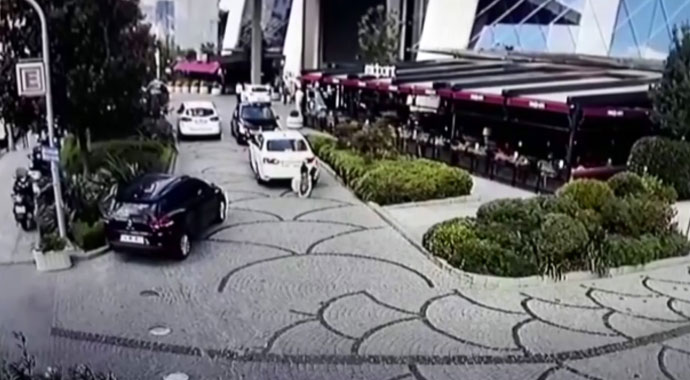 İstanbul’da yolda yürüyen kadının dehşeti yaşadığı kaza kamerada