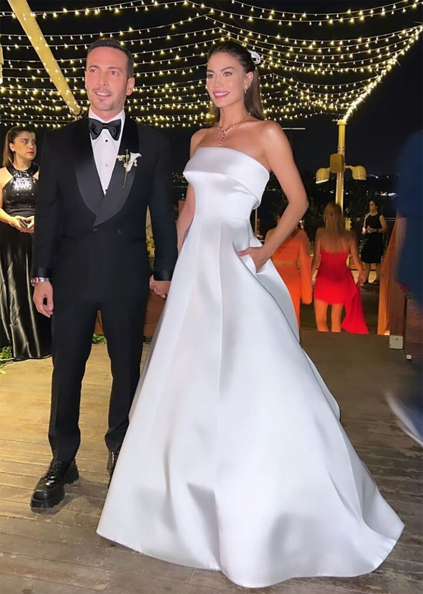 Oğuzhan Koç ile evlenen Demet Özdemir'in gelinliğini görenler şaşkına döndü Oğuzhan Koç ile evlenen Demet Özdemir'in gelinliğini görenler şaşkına döndü