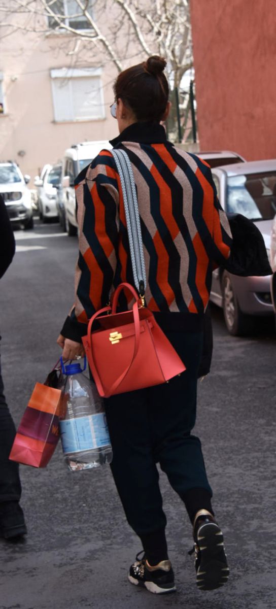 Demet Akalın'ı elinde bidonla görenler şaşkınlığını gizleyemedi