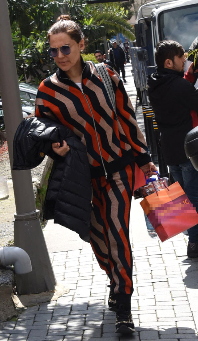 Demet Akalın'ı elinde bidonla görenler şaşkınlığını gizleyemedi