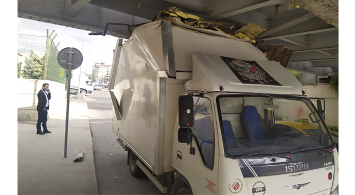 Fatih’te kamyonet demiryolu geçidine sıkıştı