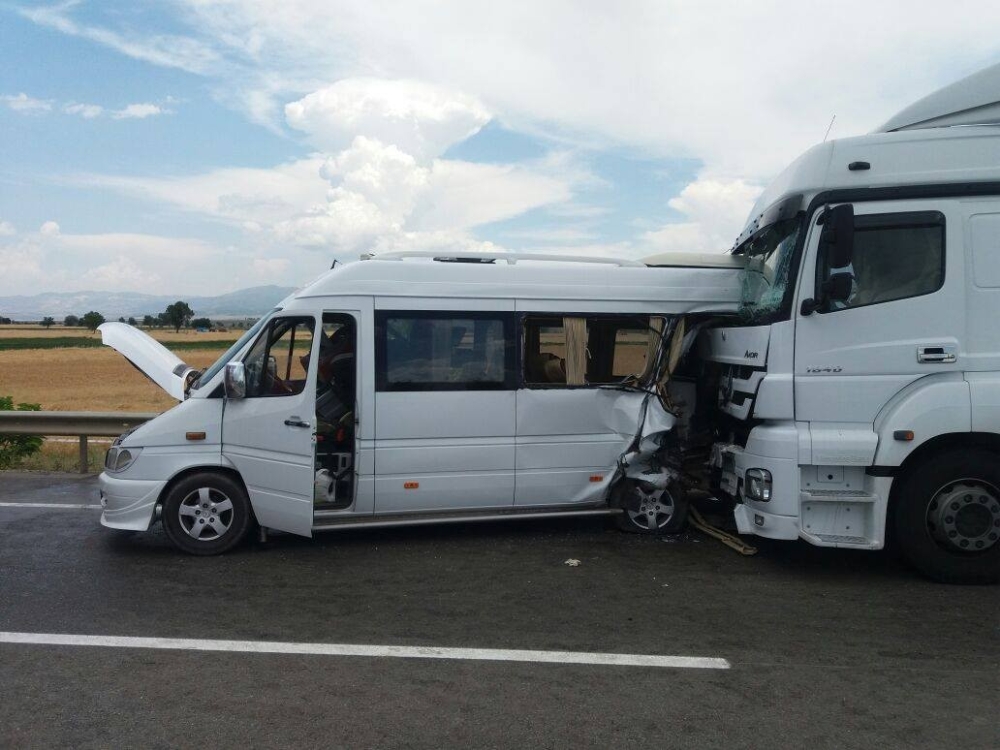 TIR minibüse çarptı, 2 ölü 6 yaralı var