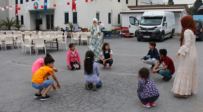 Yıldız Tilbe’den yetim çocuklara iftar sürprizi