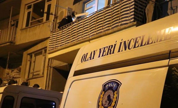 'Polisiz' deyip zorla eve girdiler, 8 kişiyi gasp ettiler