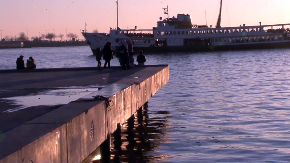 Kadıköy’de can pazarı! 2 genç kız denize düştü