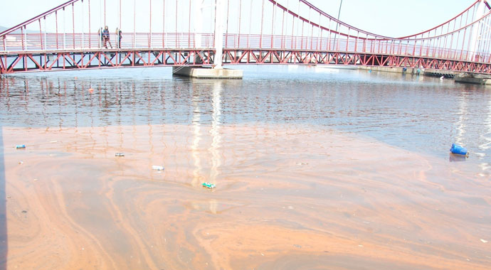 'Kızıl akın' denizin rengini değiştirdi!