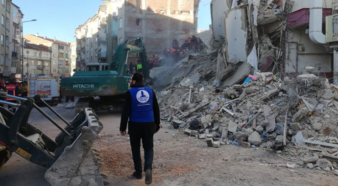 Deniz Feneri Derneği deprem bölgesine yardım malzemesi gönderdi