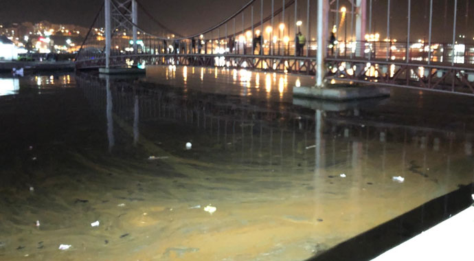 'Kızıl akın' denizin rengini değiştirdi!