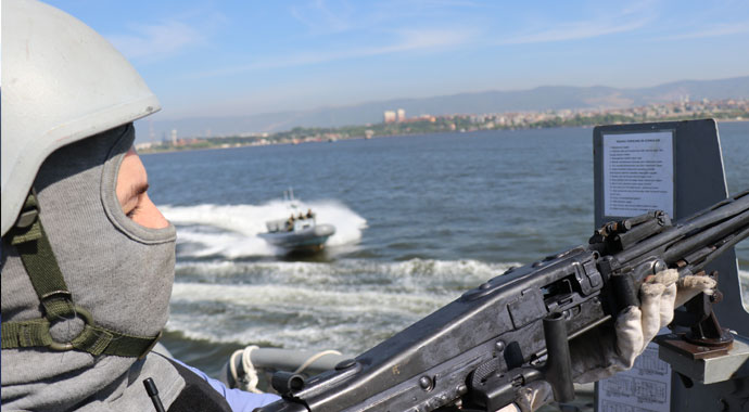 Deniz Kurdu tatbikatında savaş gemilerine saldıran terörist botlar püskürtüldü