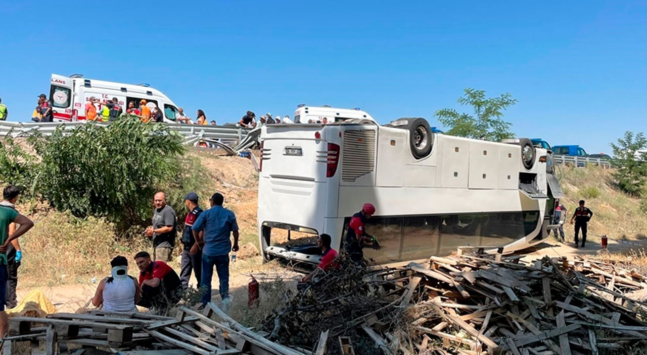 Tur otobüsü şarampole yuvarlandı! 3’ü ağır 17 kişi yaralandı.