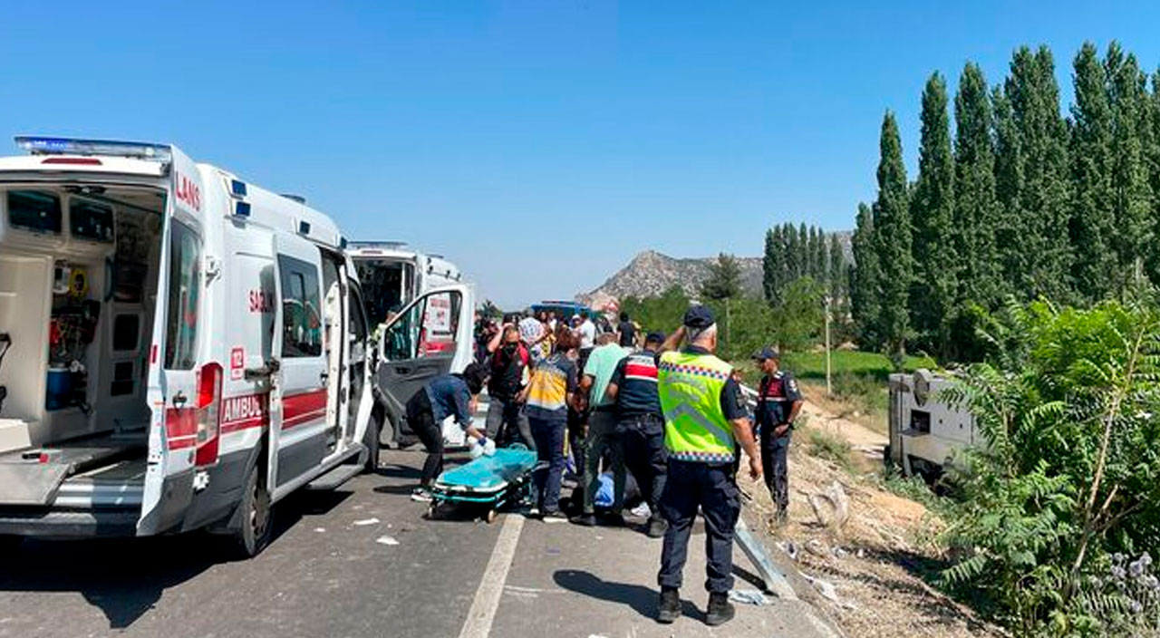 Tur otobüsü şarampole yuvarlandı! 3’ü ağır 17 kişi yaralandı.