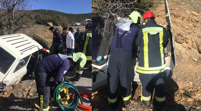 Ağaca çarpan otomobil sürücüsü araçta sıkıştı