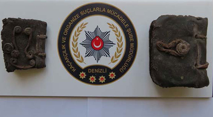Denizli'de 1500 yıllık 2 kitap bulundu