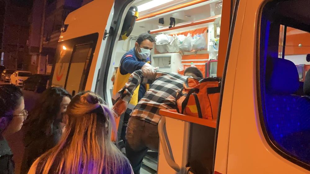 Gençlerin bıçaklı, sopalı kavgasında kan aktı