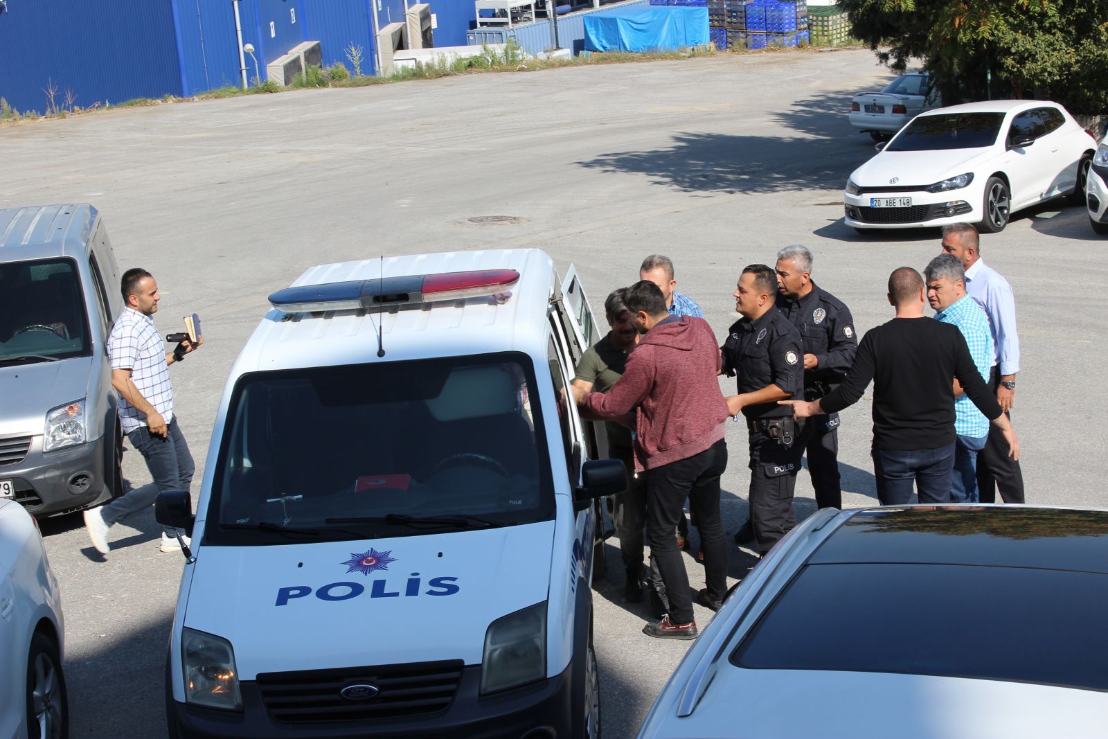 Denizlispor’un eski Başkanı Süleyman Urkay silahla kulüp binasını bastı