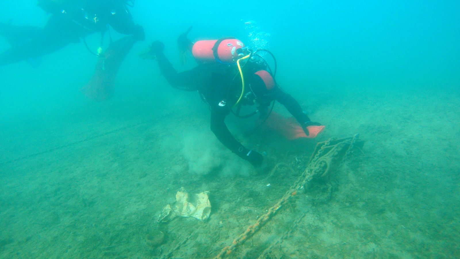 Denizden çuval çuval çöp çıktı