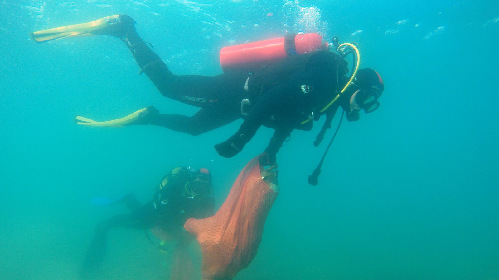 Denizden çuval çuval çöp çıktı