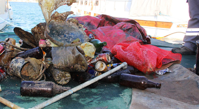 Denizden çuval çuval çöp çıktı