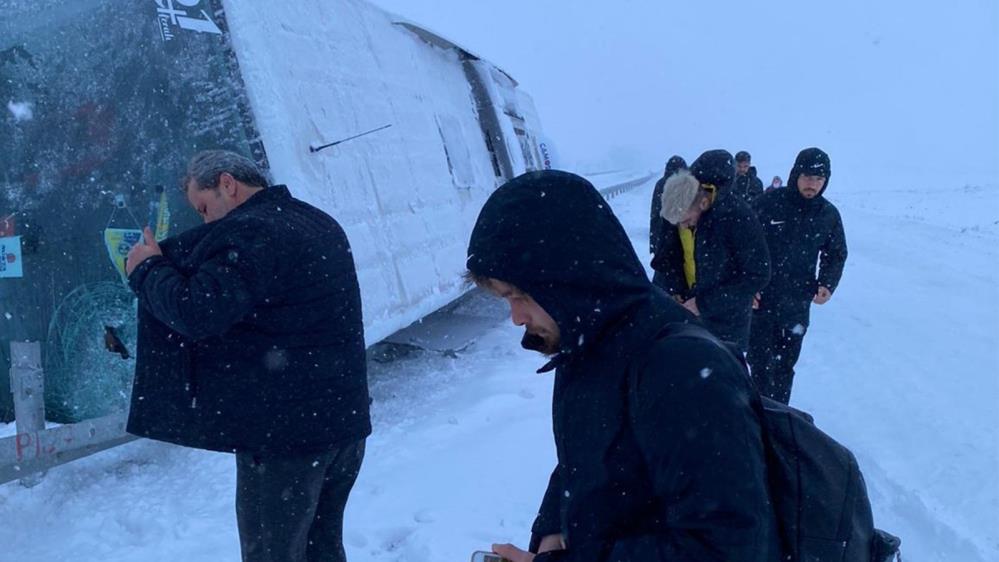 Deplasmana giden futbol kulübünün otobüsü devrildi