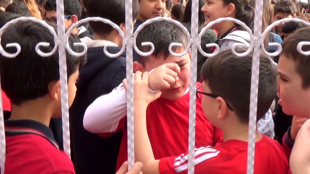 Öğrenciler derste deprem konusunu işlerken deprem oldu