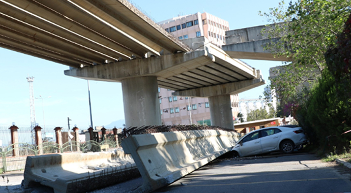 İzmir’de tonlarca ağırlıktaki beton kolonlar depreme dayanamadı