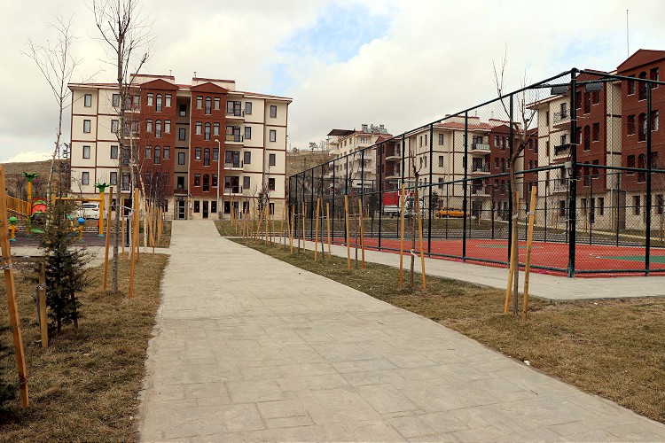 Depremzedeler yeni konutlarında güvenle oturmanın mutluluğunu yaşıyor