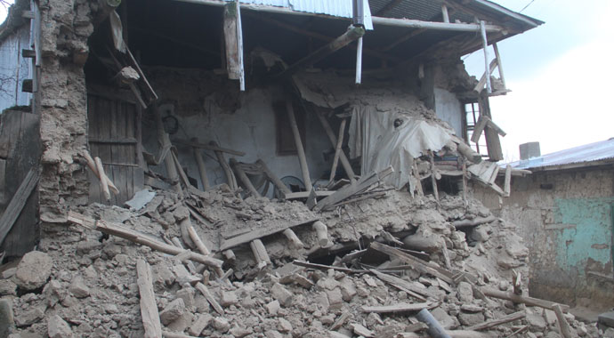 Depremin hasarı gün ağarınca ortaya çıktı