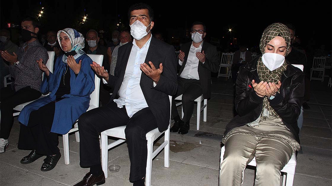 Marmara depreminde hayatını kaybedenler törenle anıldı