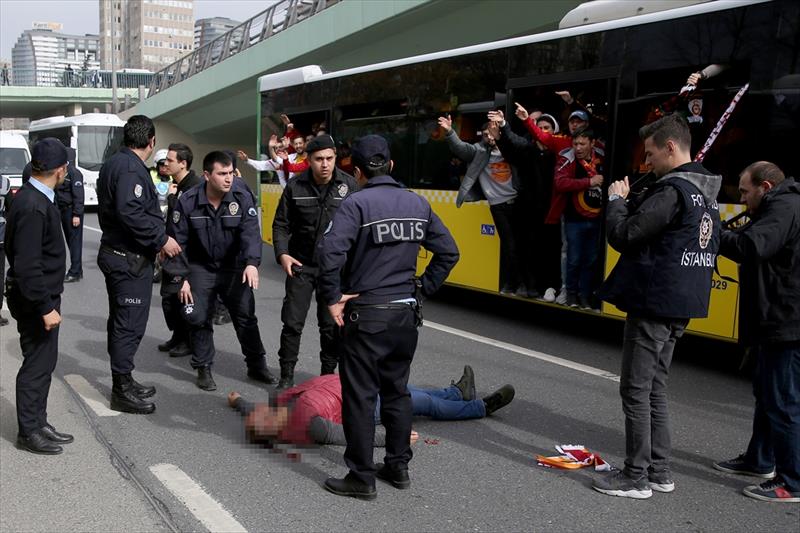 Derbi öncesi büyük şok! Otobüsten düşen Galatasaray taraftarı ağır yaralandı