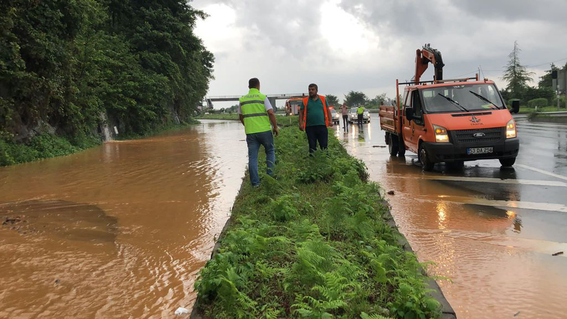 Rize sağanağa teslim! Dere taştı