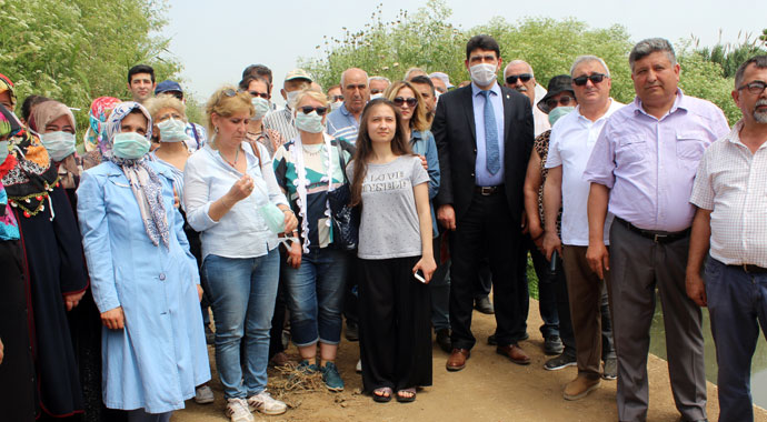 Balıkesir'de mahalleliler dereden yayılan kötü kokuya isyan etti