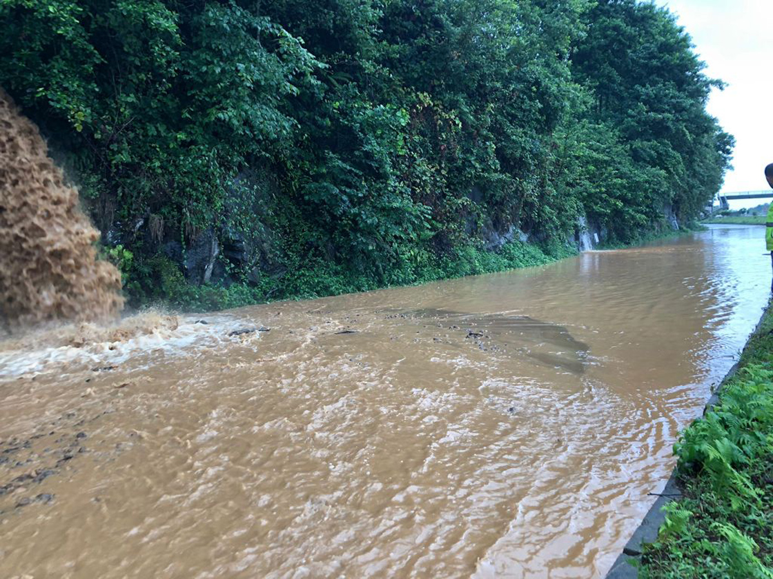Rize sağanağa teslim! Dere taştı