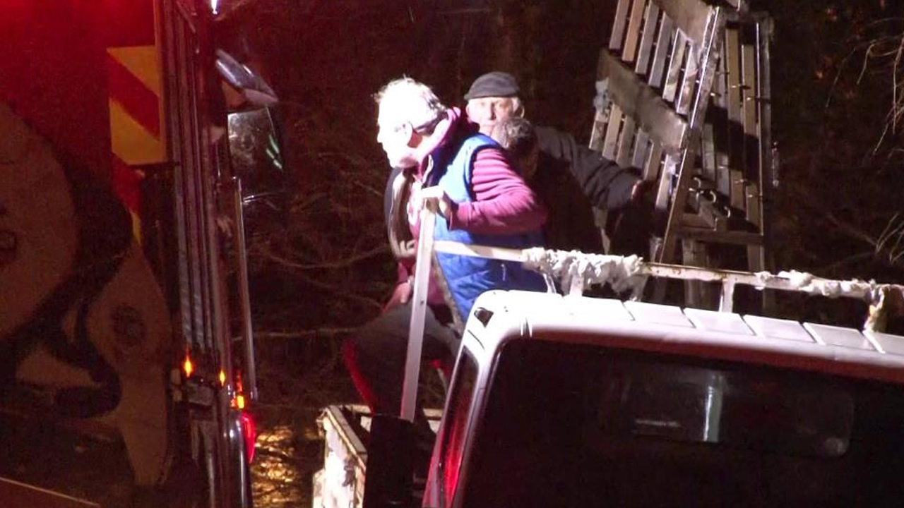 Beykoz'da dere taştı: 3 kişi mahsur kaldı