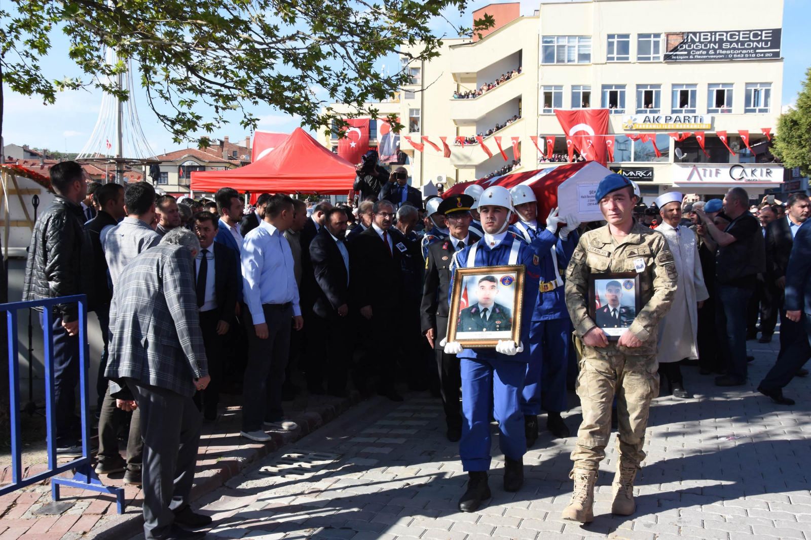 Şehit Uzman Çavuş Öztürk son yolculuğuna uğurlandı Şehit Uzman Çavuş Öztürk son yolculuğuna uğurlandı