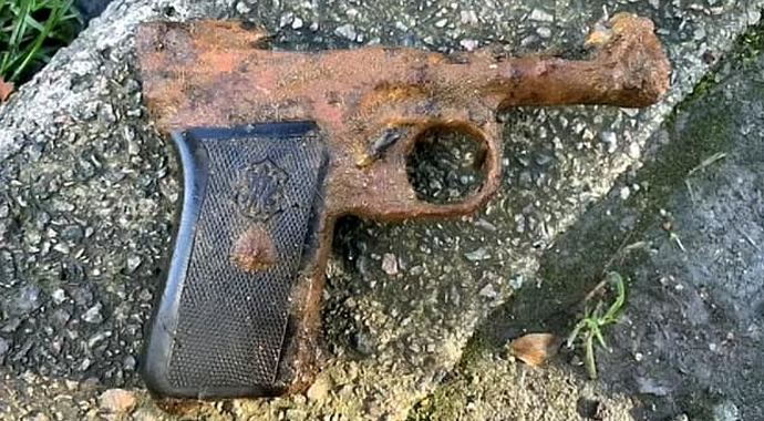 Mıknatısla göl diplerinden servet çıkardılar