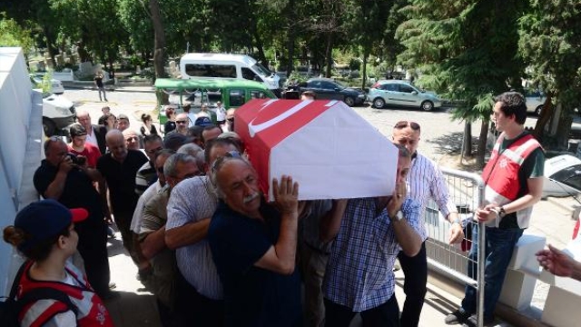 Yaşar Nuri Öztürk'ün tabutundaki detaya dikkat