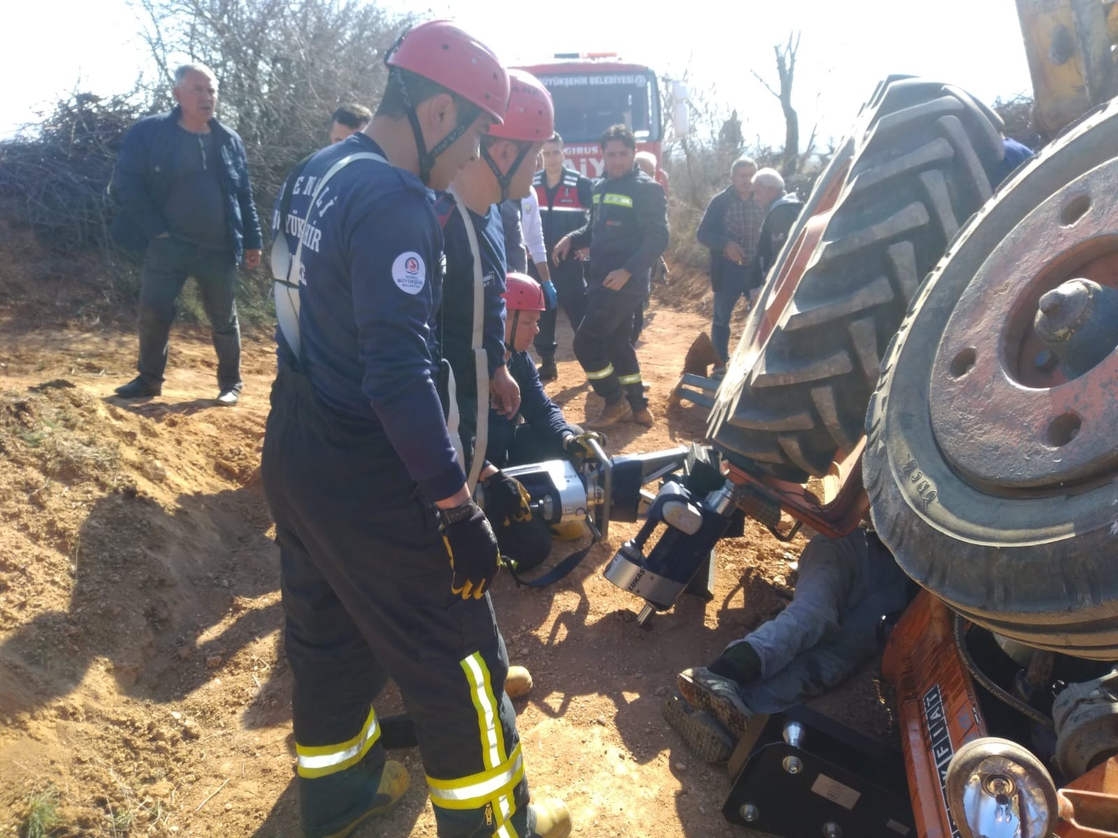 Devrilen traktörün altında kalan sürücü hayatını kaybetti