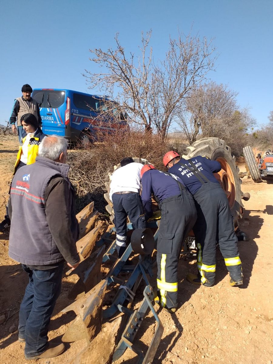 Devrilen traktörün altında kalan sürücü hayatını kaybetti