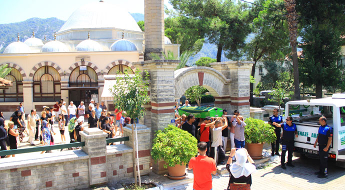 Şarkıcı Devran Çağlar gözyaşlarıyla toprağa verildi