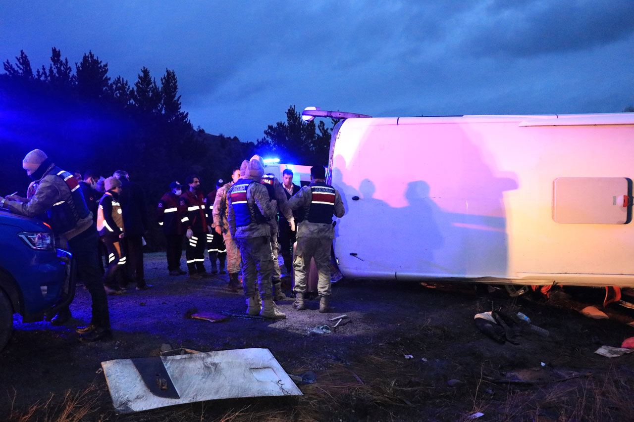 Erzincan'da yolcu otobüsü devrildi: 24 yaralı