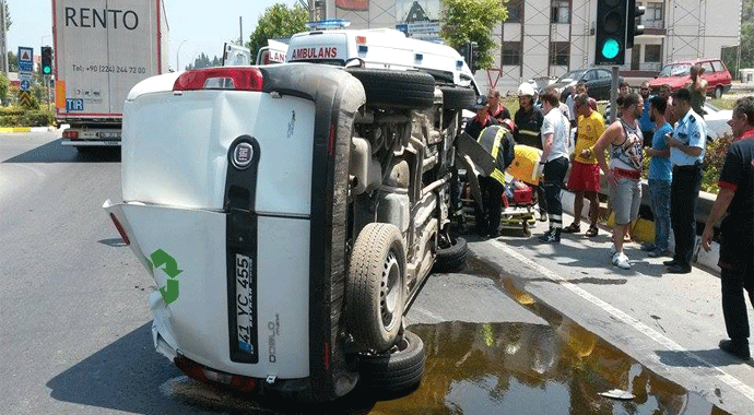 Jandarma aracına çarpan ticari araç devrildi: 2 Yaralı