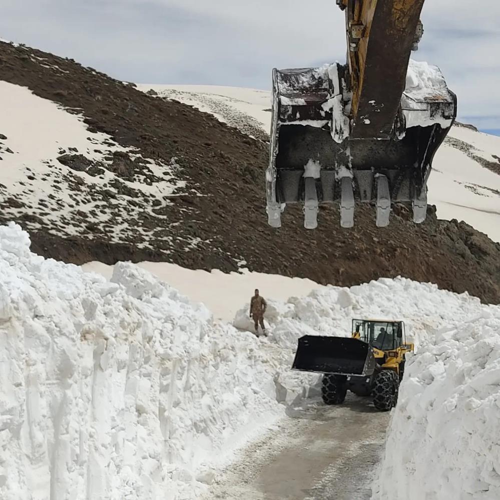 Nisan ayında kar kütlesi 8 metreyi aştı